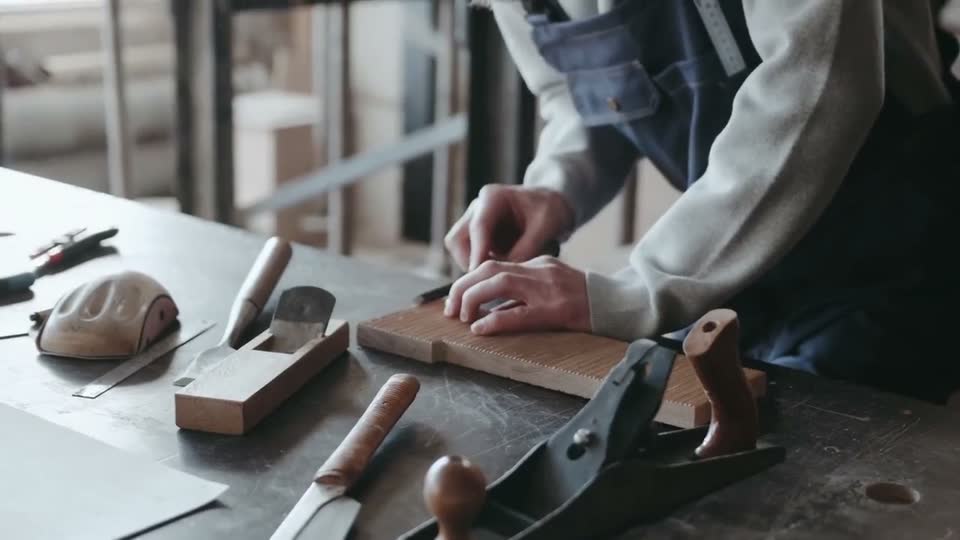 Restauration de volets anciens pour une maison à colombages de Lisieux, en octobre.